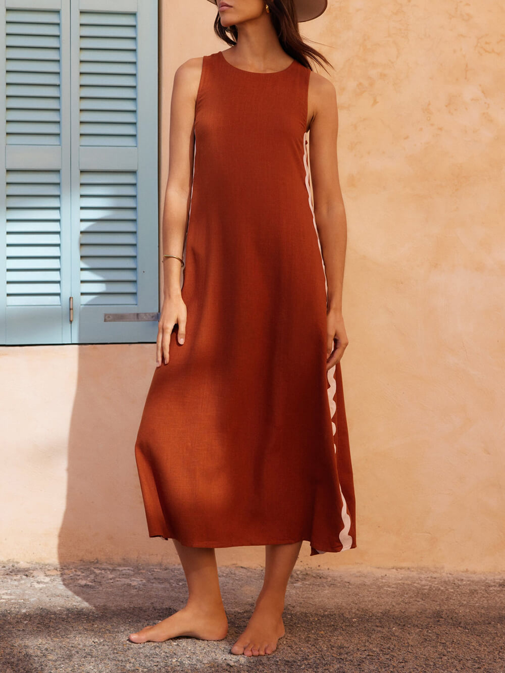 Lockeres Kleid mit seitlichen Wellenstreifen und verziertem Seitenschlitz